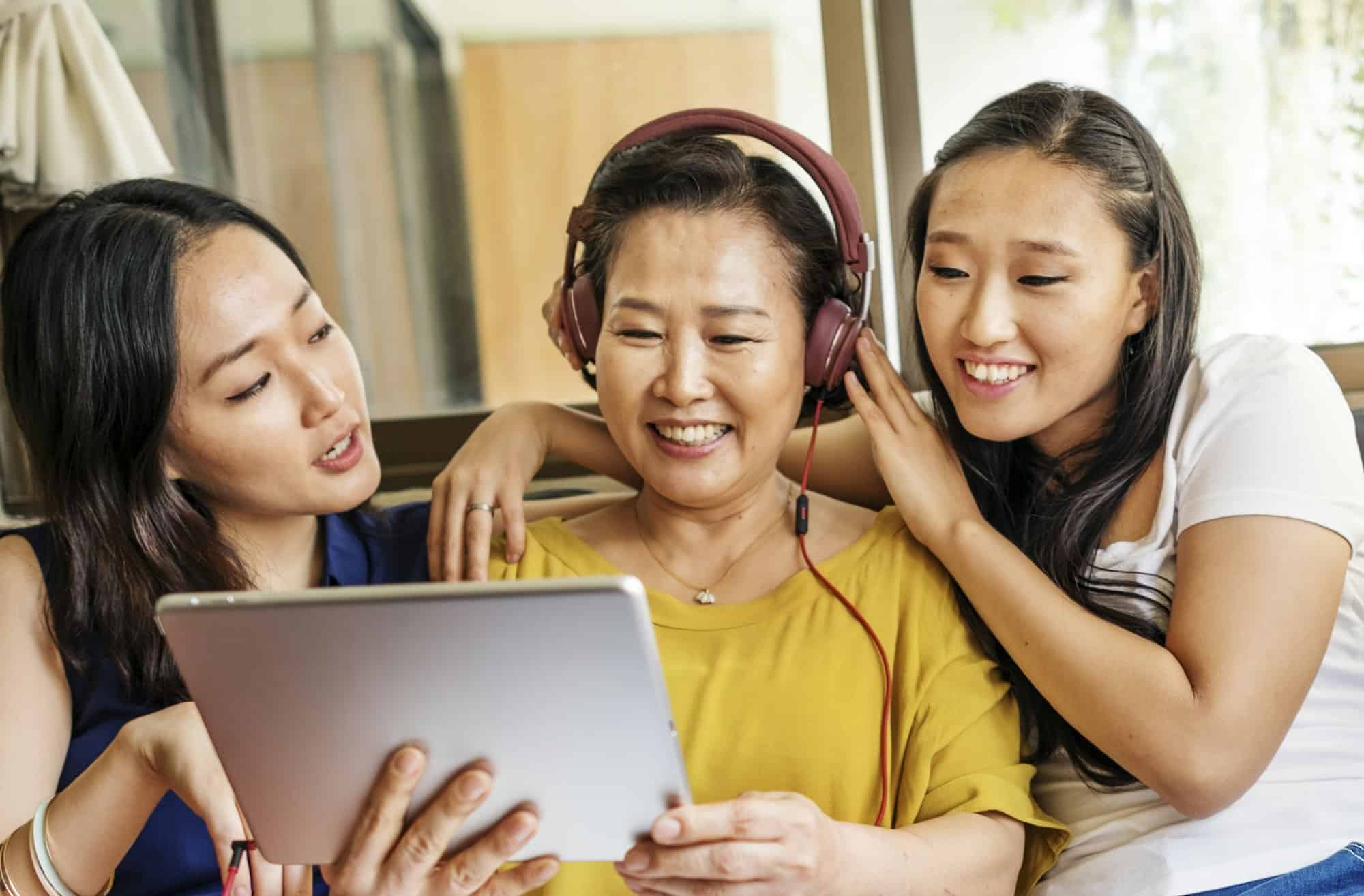 撰擬遺囑將財產分配給子女時，兄弟姊妹得否擔任遺囑見證人？